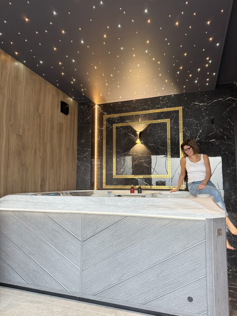 Jacuzzi zone — marble & gold